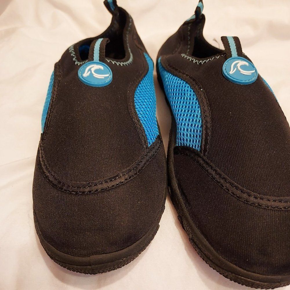 Blue Water Beach Water shoes  size 7-8 like new